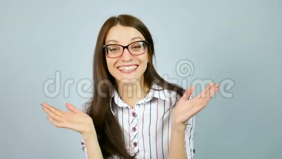 笑快乐聪明的女学生戴着光学眼镜在灰色背景的工作室失败视频的预览图