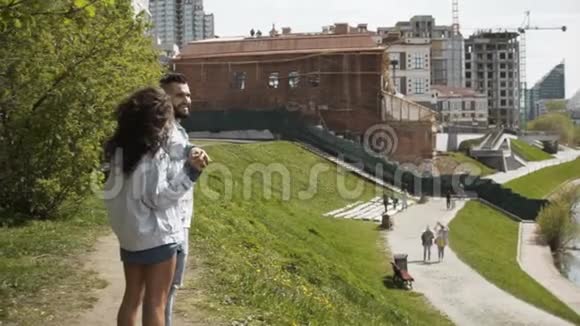 拥抱城市海滨的情侣视频的预览图