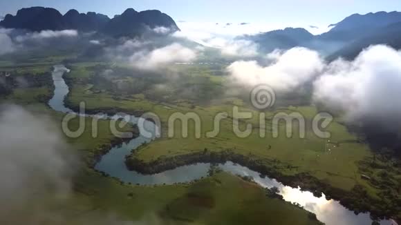 河流穿过山谷到地平线在云层中的山丘上视频的预览图