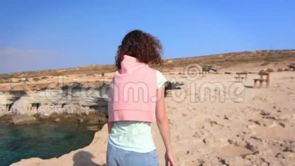 旅游妇女在石滩上散步夏季旅行概念视频的预览图