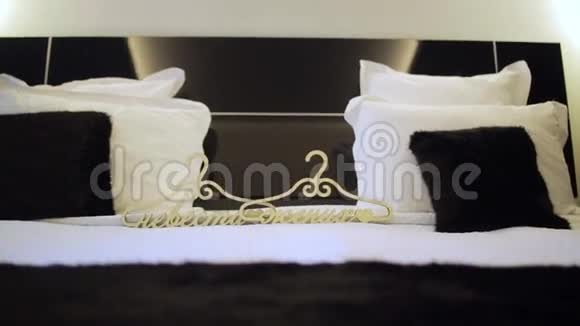 婚礼衣架在床上视频的预览图