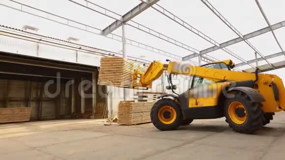 叉车在工厂叉车在工厂运输板木工厂的机械设备视频的预览图