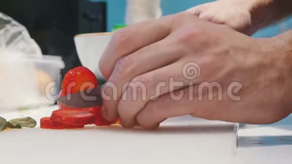 一个人在切片上切草莓装饰视频的预览图