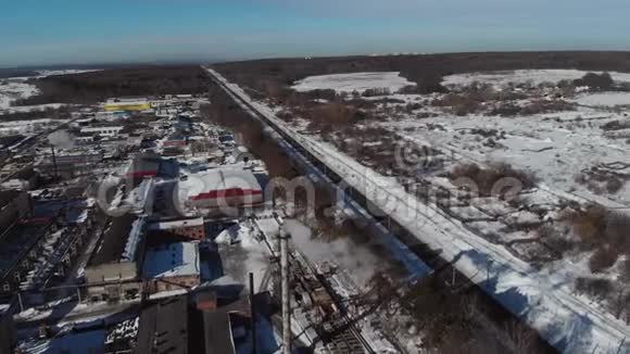 冬季时的城市景观铁路空中观景市郊铁路4K视频的预览图