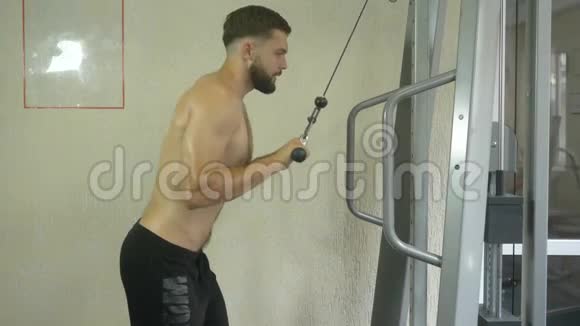 一个运动员在健身房的模拟器上做运动健康健身视频的预览图