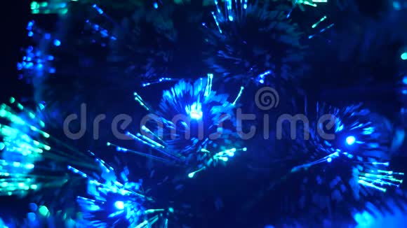 房间里的圣诞树闪耀着蓝色红色的灯光人造圣诞树上装饰着花环发光视频的预览图