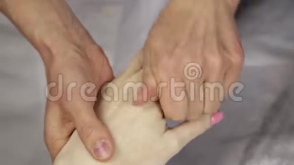 医生给女性病人做手按摩水疗和手部护理视频的预览图