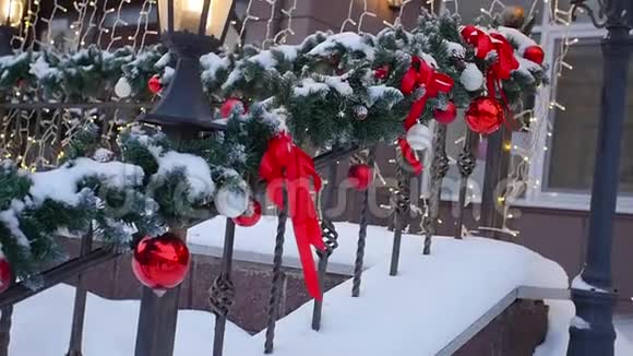栏杆上的圣诞装饰房子或咖啡馆的入口视频的预览图