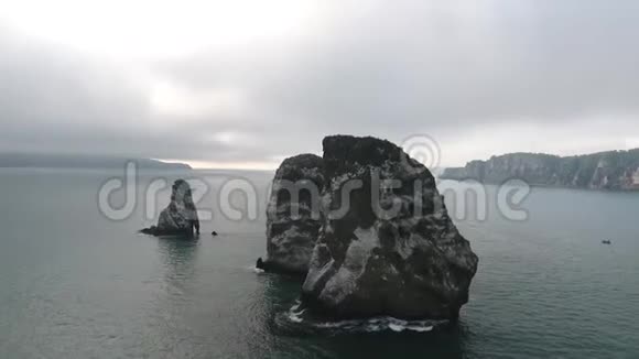太平洋阿瓦钦斯卡亚湾三兄弟岩石岛视频的预览图