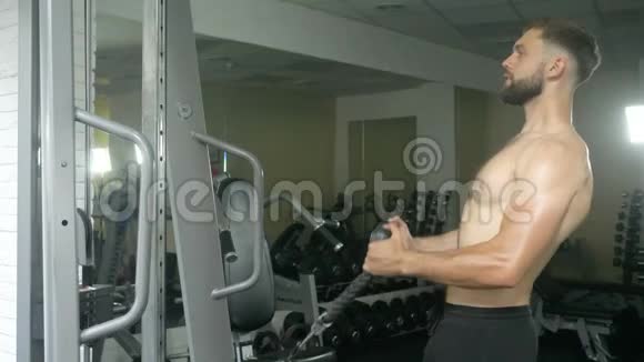 一个身体裸露的年轻运动员在健身房里从事体力劳动用手握肌肉视频的预览图