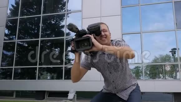 摄影师肩膀上拿着一个摄像机拍摄视频在相框里移动视频的预览图