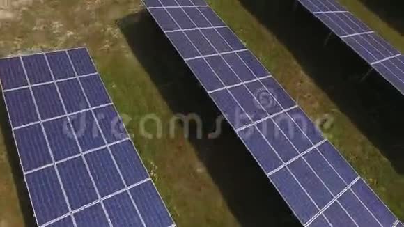 空中镜头美丽的太阳能电池板农场生态节能视频的预览图