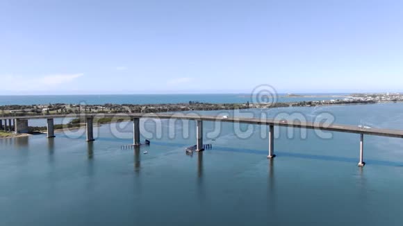 飞越沿海城市的桥梁视频的预览图