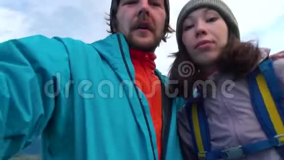 一对相爱的情侣在山上自拍年轻的混血旅游情侣自拍搞笑视频聊天视频的预览图