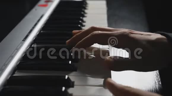钢琴家的手指按在合成器键上钢琴独奏音乐的人之手慢速视野关闭视频的预览图