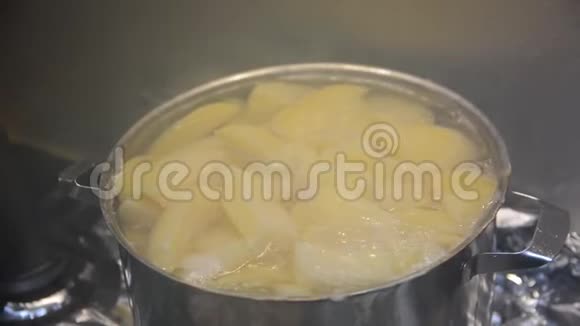 土豆片在煤气炉上用锅煮视频的预览图