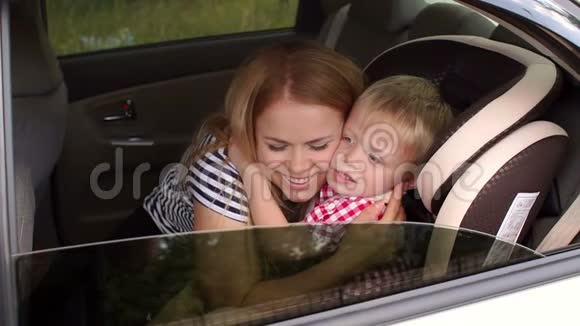 妈妈坐在车上亲吻拥抱儿子视频的预览图