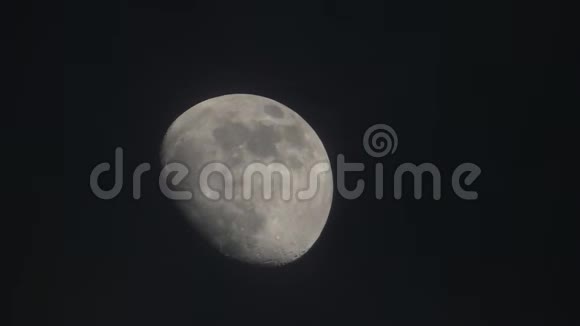 夜空中的月亮云彩沿着月亮飘浮视频的预览图