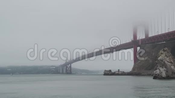 旧金山湾金门大桥和福特角雾天阴天视频的预览图