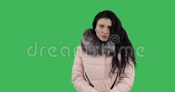 漂亮的深色头发穿着冬衣的长发结冰了视频的预览图