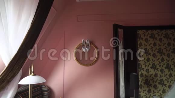 女人穿着高跟鞋穿着粉红色的墙在卧室里表演视频的预览图