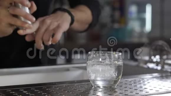 巴曼正在喷一杯鸡尾酒视频的预览图