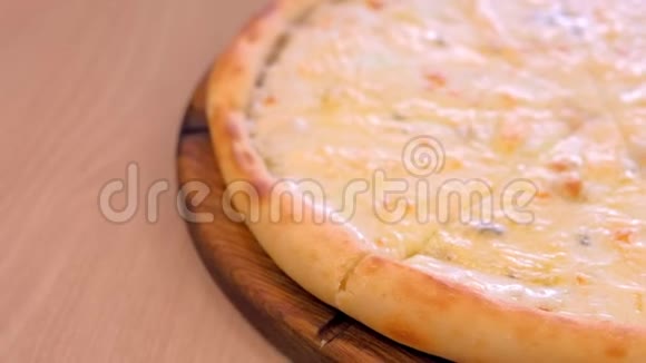 一半切片比萨饼与不同类型的奶酪在木板特写视图视频的预览图