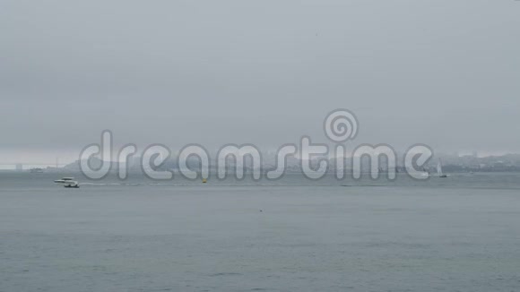 旧金山天际线和旧金山奥克兰湾大桥的雾状景色船和鸟经过这里视频的预览图