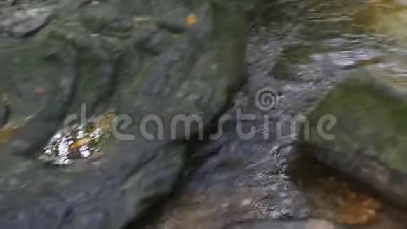有雕刻的河流和石头视频的预览图