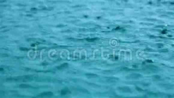 水面的雨滴视频的预览图