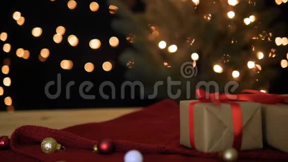 在圣诞灯光背景下放礼物的男人视频的预览图