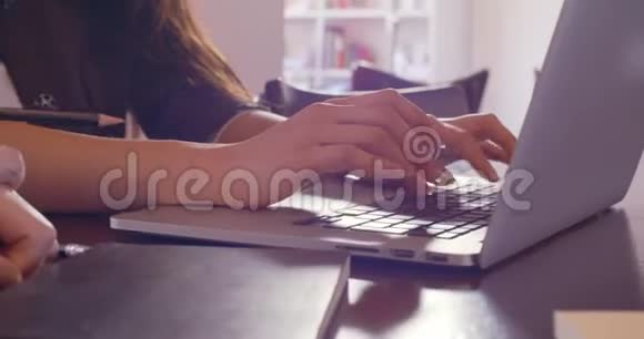 女人的手使用笔记本电脑的细节穿着休闲服装的亚裔华人在酒吧咖啡馆工作或学习的白种人妇女视频的预览图