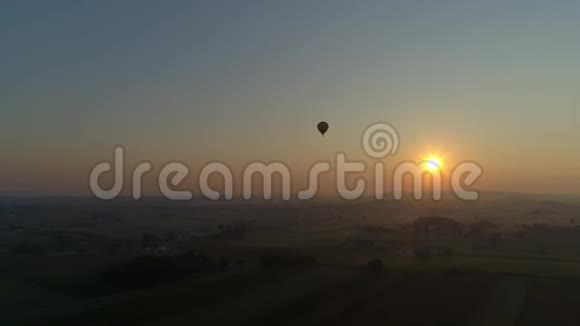 雾蒙蒙的早晨一个热气球在阿米什农场上空升起视频的预览图