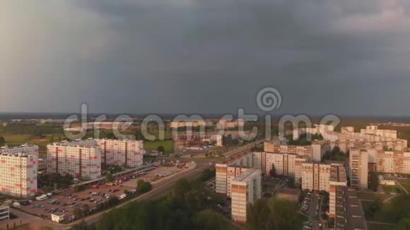 即将到达苏联设计区的高空俯视图欧洲首都拉脱维亚里加的日落视频的预览图