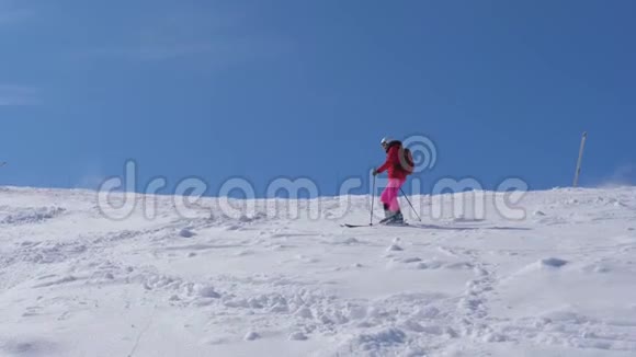 女人慢慢地从山上滚下来在陡峭的山坡上用巨石滑雪视频的预览图