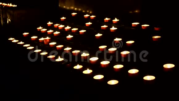 许多在教堂里燃烧的蜡烛基督教视频的预览图