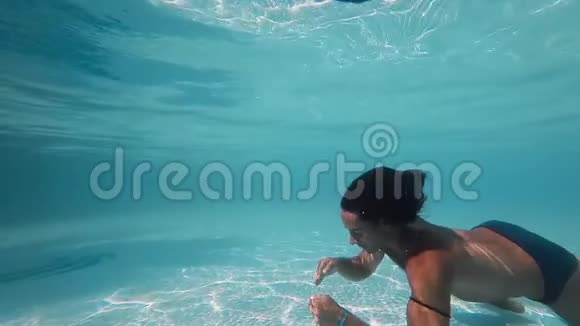 伙计长发在水下游泳休息视频的预览图