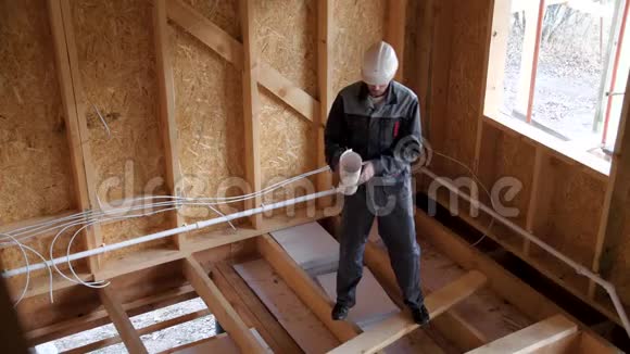 建筑师或建筑商检查半建木框架房屋的计划建筑工地上有一个计划4k视频的预览图