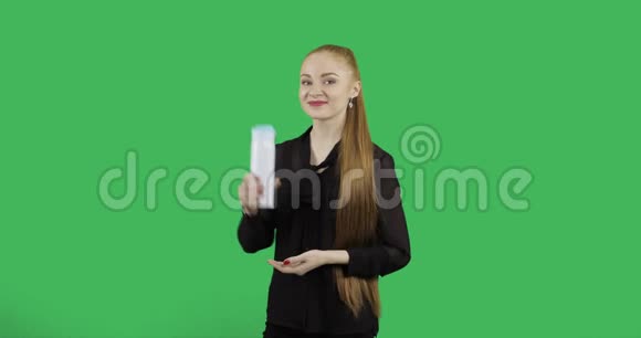 长着红色长发的女性白种人模特展示了一个时尚的热杯视频的预览图