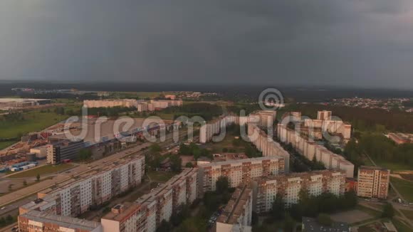 抵达苏联设计的一个地区的暴风雨的高空俯视图在拉脱维亚的欧洲首都里加的日落视频的预览图