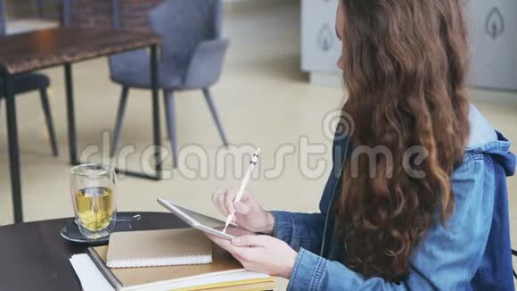 女人在平板电脑上画素描视频的预览图
