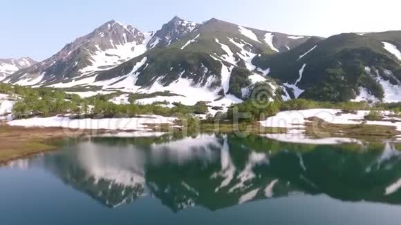 堪察加半岛夏季景观美丽的瓦赫卡什和山湖视频的预览图