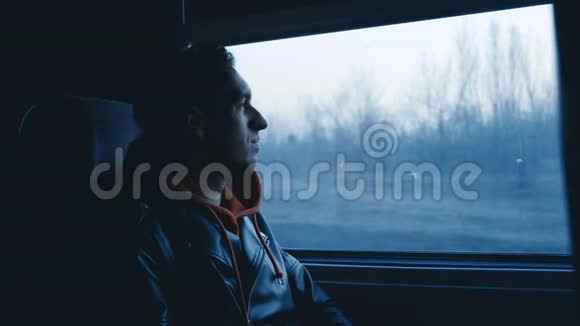 乘火车旅行时幸福的人正在窗外看日落视频的预览图