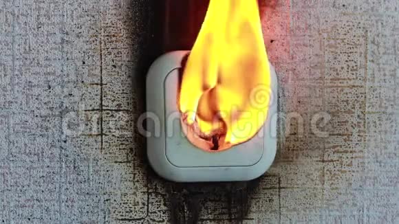 燃烧插座火是开着的它融化了特写视频的预览图