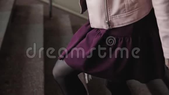 女人的腿走在楼梯上户外着装的女人视频的预览图