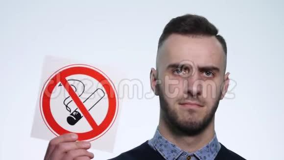 青年男子白色背景上禁烟标志视频的预览图