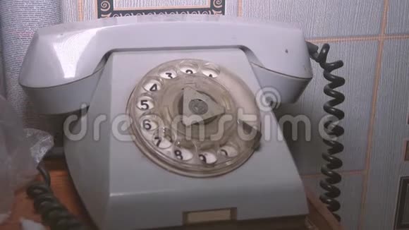 旧电话拨号上的特写视频的预览图