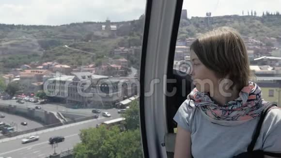 女孩在索道中透过窗户看第比利斯格鲁吉亚视频的预览图
