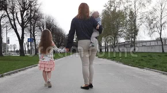 妈妈和两个孩子走路视频的预览图