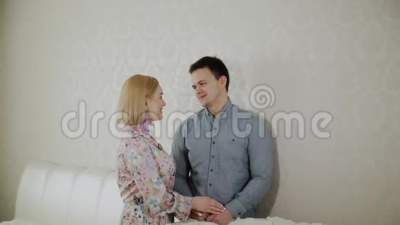 两个父母站在孩子的床边说话视频的预览图